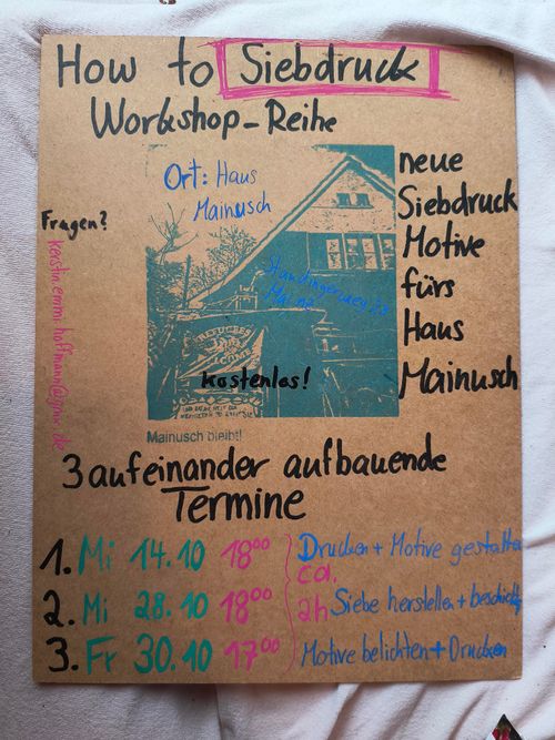 How to Siebdruck - Workshopreihe

Es ist ein Siebdruck aauf Papier zu sehen, das Motiv ist das Haus Mainusch. Dazu sind einige Informationen zur Veranstaltung zu lesen, die im Einladungstext ausformuliert werden.
