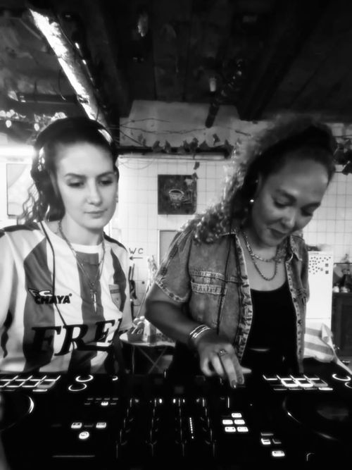 Liv und Angie am DJ-Pult.
Aufnahme von der Veranstaltung am 04.07.26 in der Raumcollage, Darmstadt