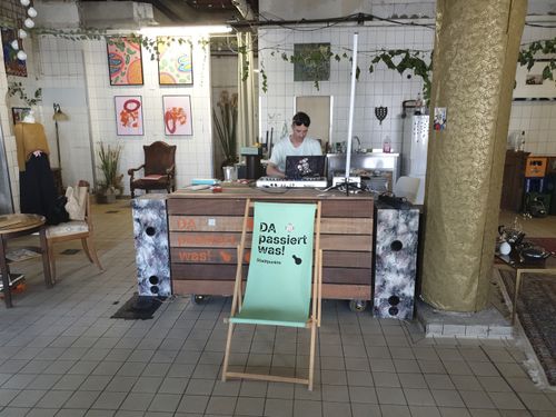 Der Outist mit Laptop am DJ-Pult in unserer Raumcollage.