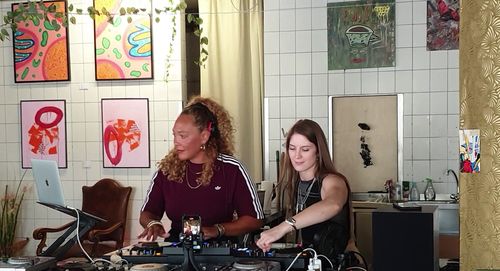 LivAngieless zusammen am DJ-Pult in der Raumcollage